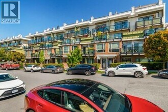 Building Photo - 728 14th St W