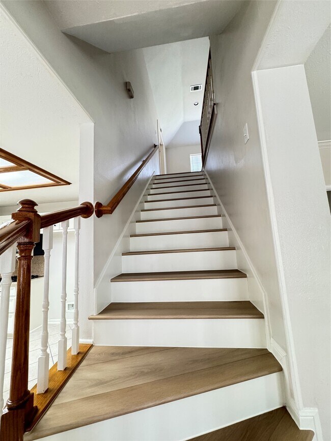 Building Photo - 6926 Hearthside Dr