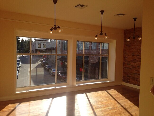 Foto del edificio - Live where you work! Mixed commercial use with amazing Rustic Remodeled living quarters!