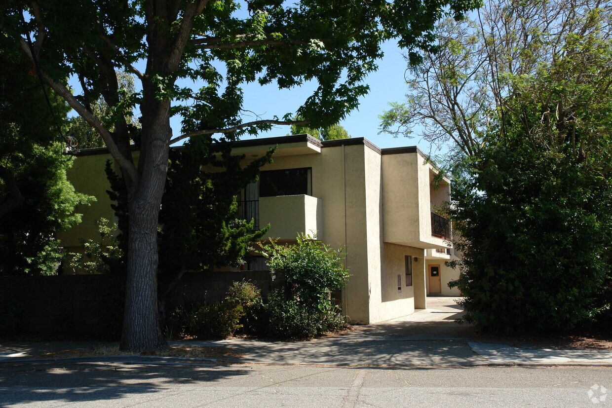 Foto del edificio - 816 Highland Ave