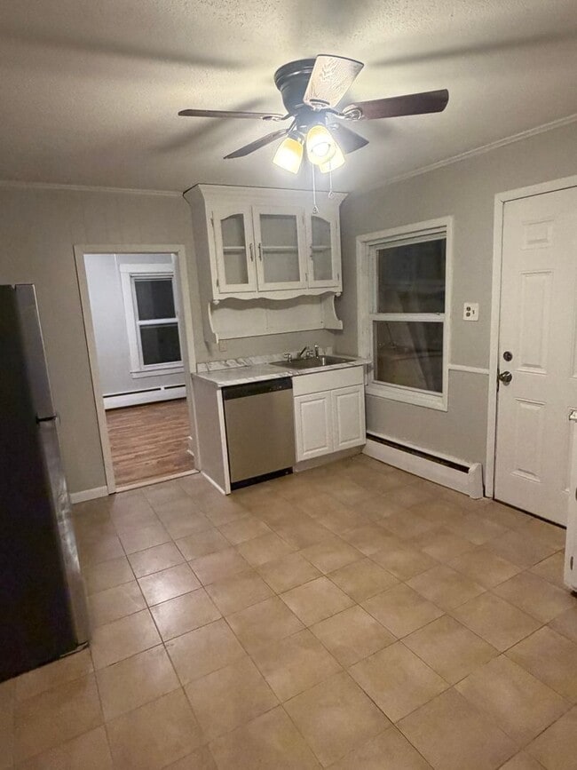 Foto del edificio - 12 Harwinton Ave