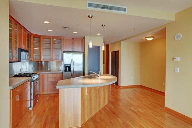 Building Photo - 1 bedroom in Seattle WA 98121