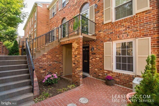 Foto del edificio - 3299 Sutton Pl NW