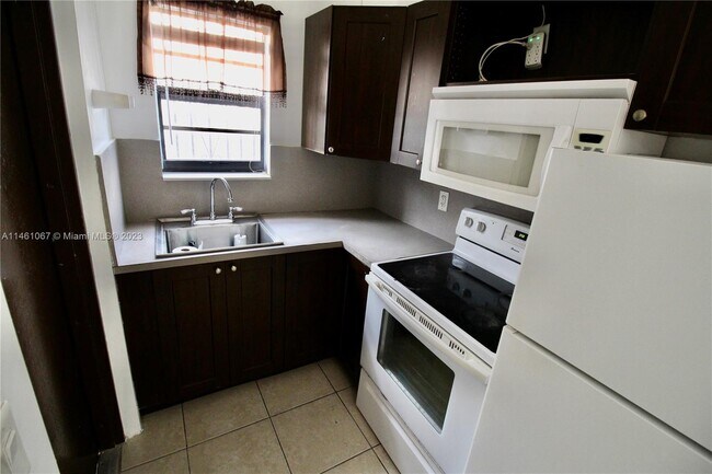 Foto del edificio - 1329 SW 10th St