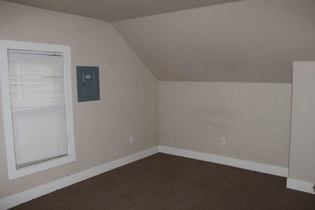 Building Photo - 1 BR 1 Bath Apartment