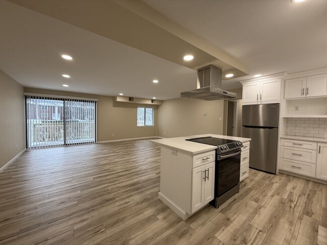 Building Photo - Remodeled 2-Bedroom!