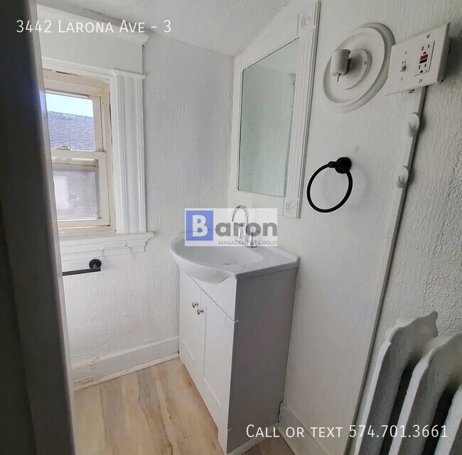 Foto del edificio - 3442 Larona Ave