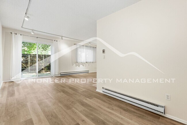 Building Photo - Charming Townhouse with Washer/Dryer and 1-Car Garage
