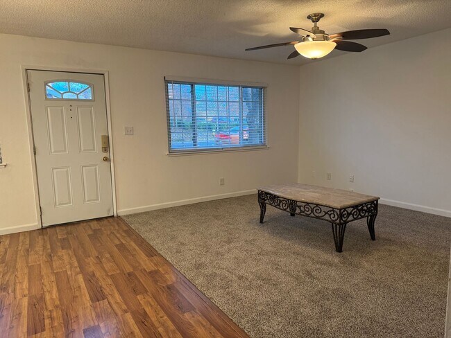 Foto del edificio - Nicely updated Mequon Condo