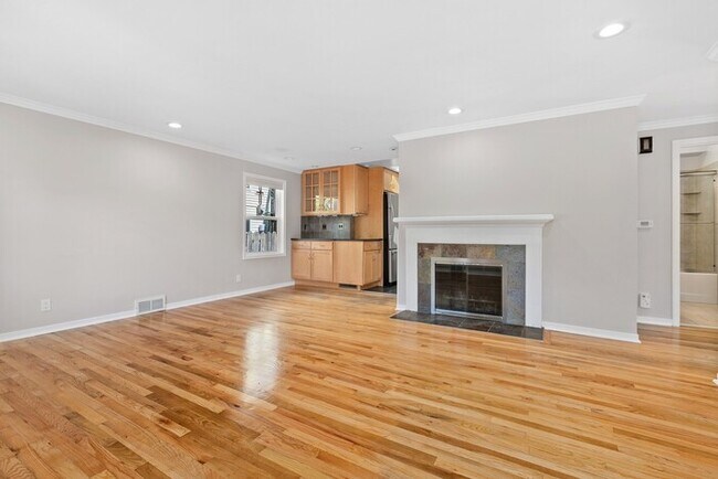 Building Photo - Immaculate West Seattle Home – Prime Locat...