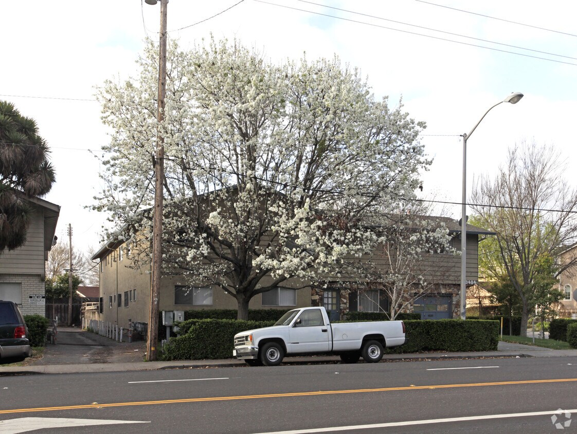 Building Photo - 3484 Monroe St