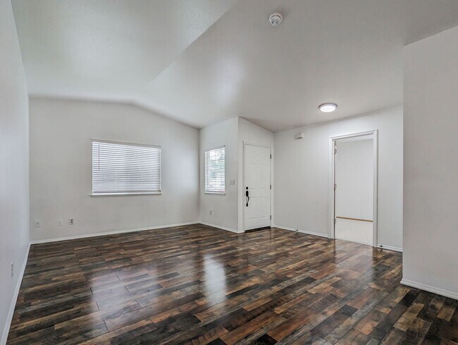 Building Photo - Move in Ready 3bed 2 bath rambler duplex w...