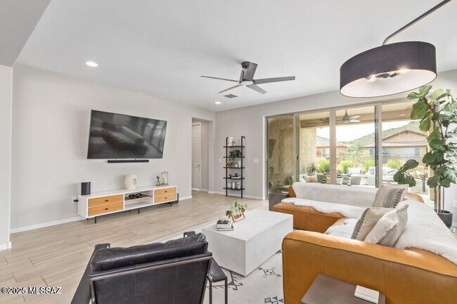 Foto del edificio - 8461 N Van Cleeve Ln
