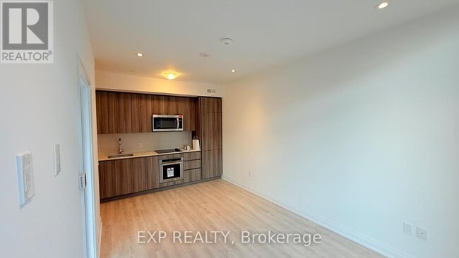 Building Photo - 15 Richardson St