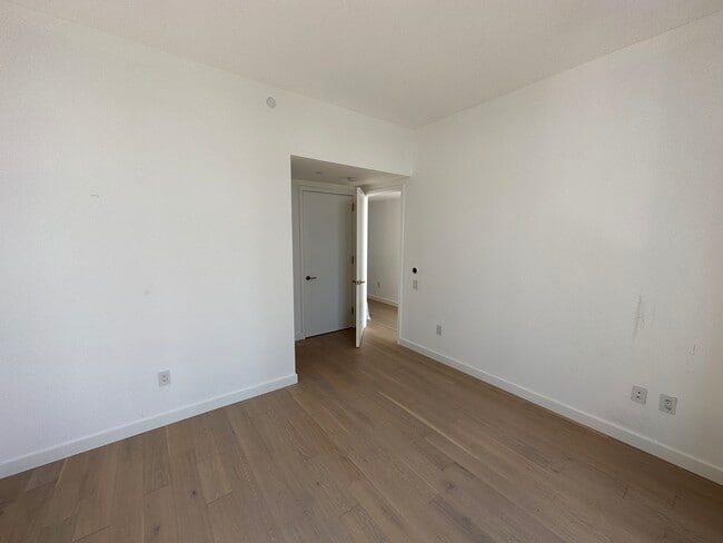 Building Photo - 3 Ct Square W