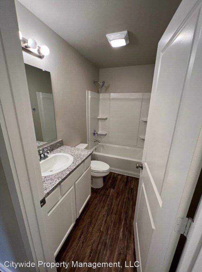 Foto del edificio - 3 br, 2 bath House - 2036 Kenwood Avenue
