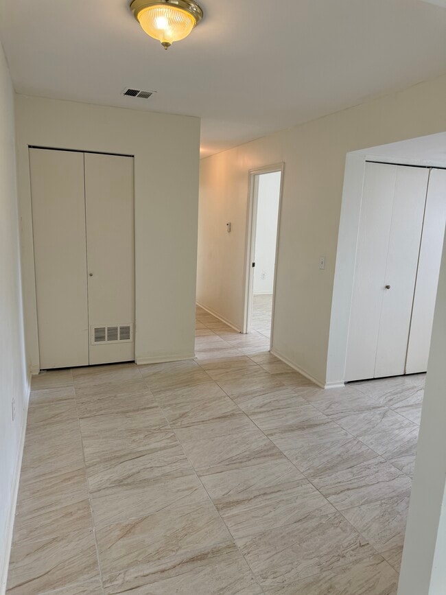 Building Photo - 8701
