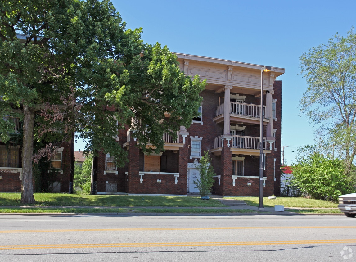 26152617 E Linwood Blvd, Kansas City, MO 64128 Apartments in Kansas
