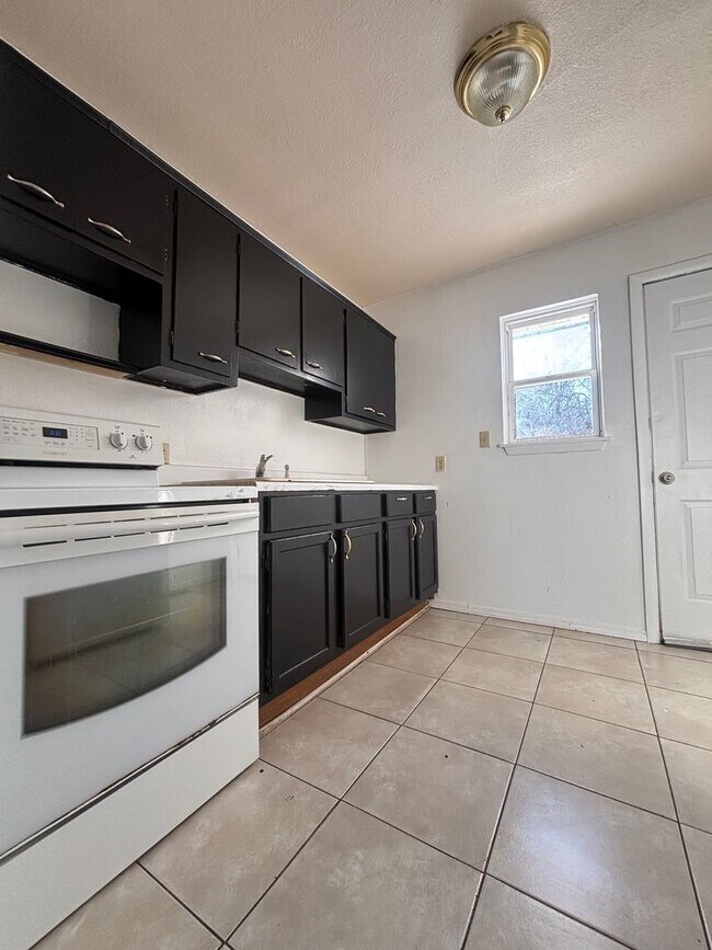 Foto del edificio - 2 bedroom 1 bath duplex available now