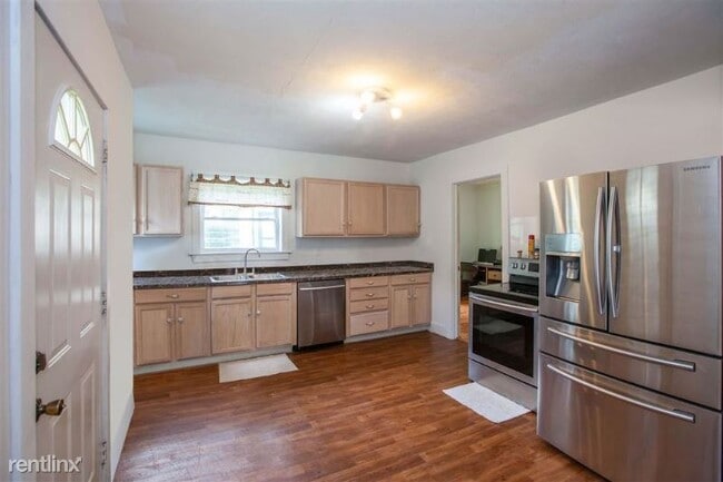 Building Photo - 4 br, 1 bath House - 5 S. C Street