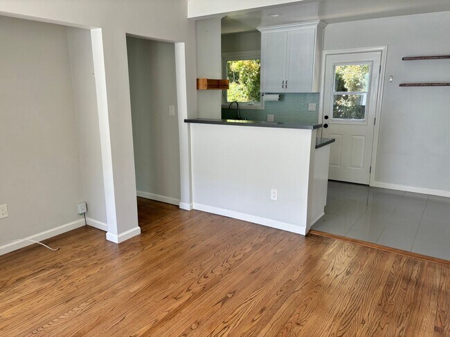 Building Photo - Charming Bungalow-Style Unit in Quiet Trip...