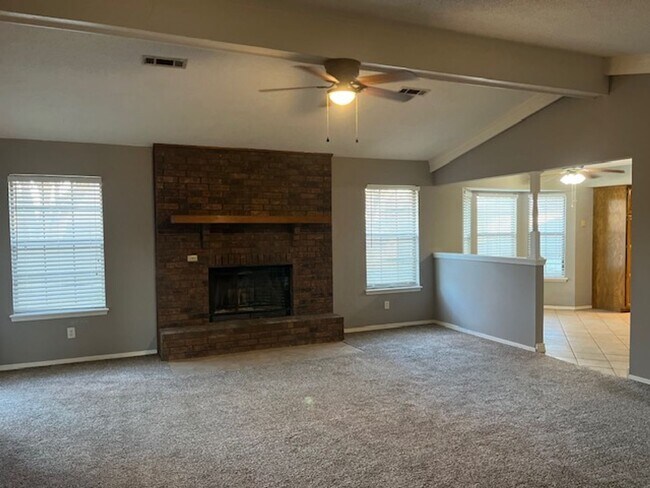 Building Photo - Rogers 3 bedroom home in a convenient loca...
