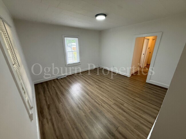 Foto del edificio - 3867 Leo St