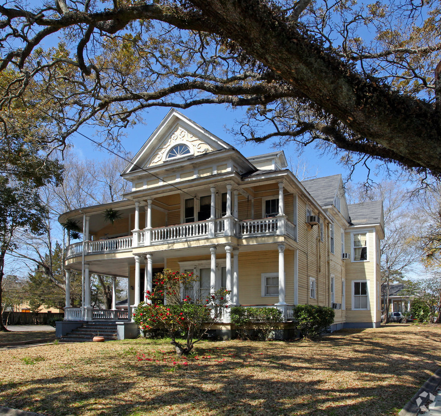 Primary Photo - 1700 Dauphin St