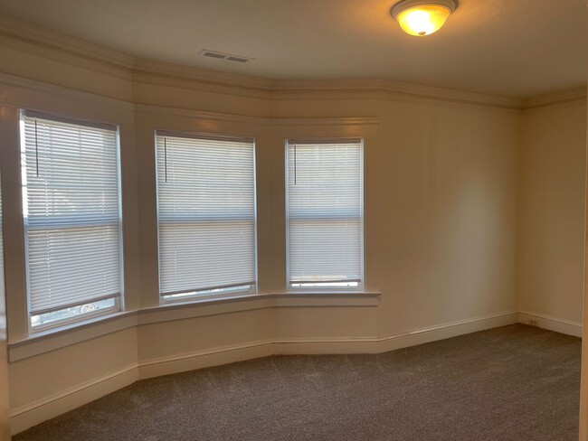Building Photo - Wait until you see this!