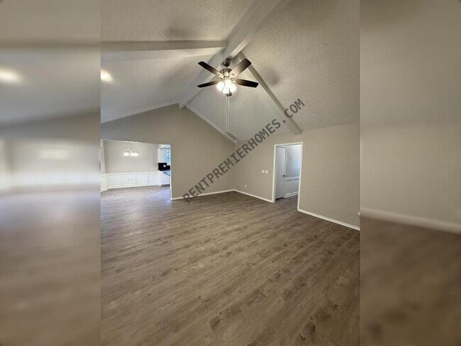 Foto del edificio - 9805 Blue Bonnet Dr