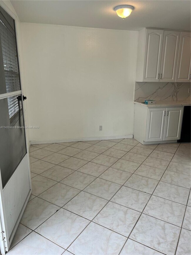 Foto del edificio - 220-224 NW 57th St