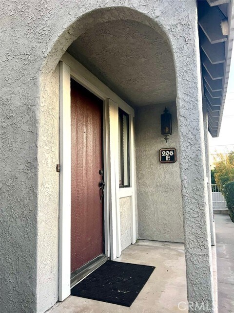 Foto del edificio - 206 W Cypress Ave