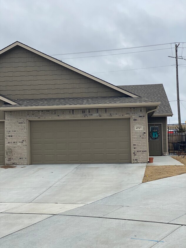 Foto principal - 4717 N Hillside Ct