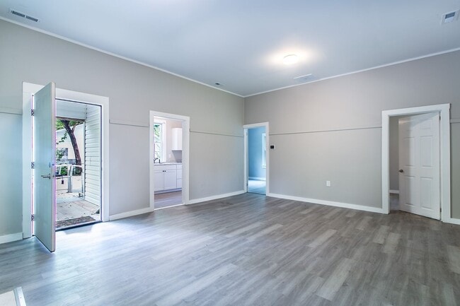 Building Photo - Convenient to Brevard & Hendersonville