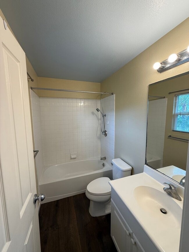 Building Photo - Spacious 4 Bed, 3 Bath in Ocean Pointe.