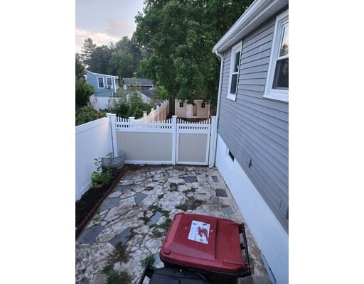 Building Photo - 391 Plain St