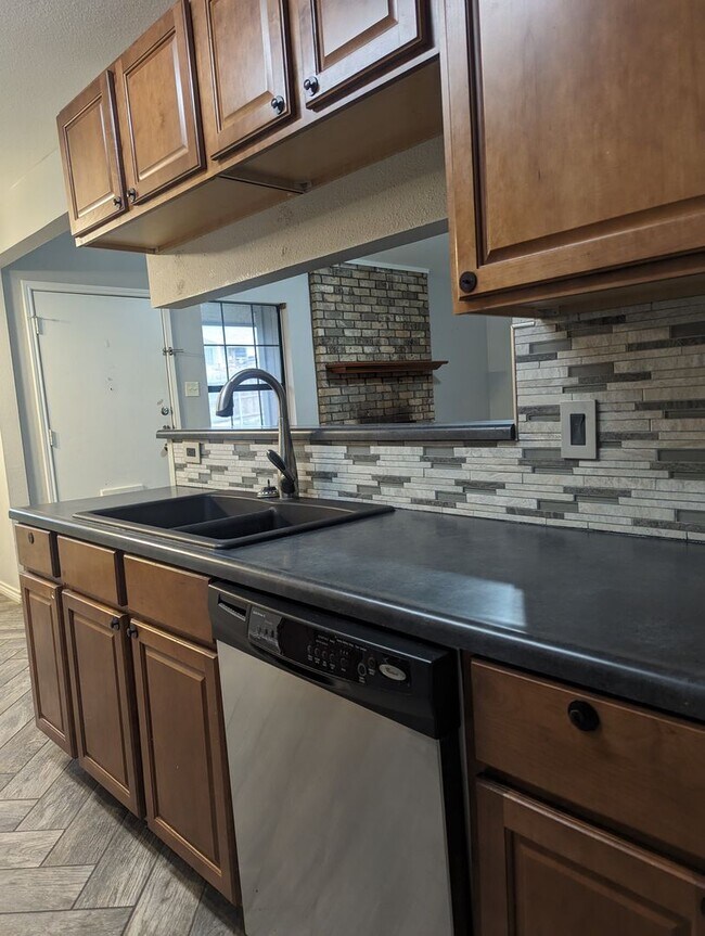 Foto del edificio - Modern Amenities & Ideal Location in Burle...