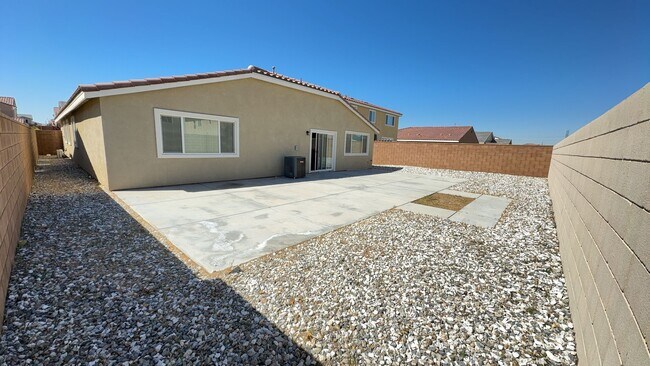Foto del edificio - 4 BEDROOM, 3 BATH VICTORVILLE HOME