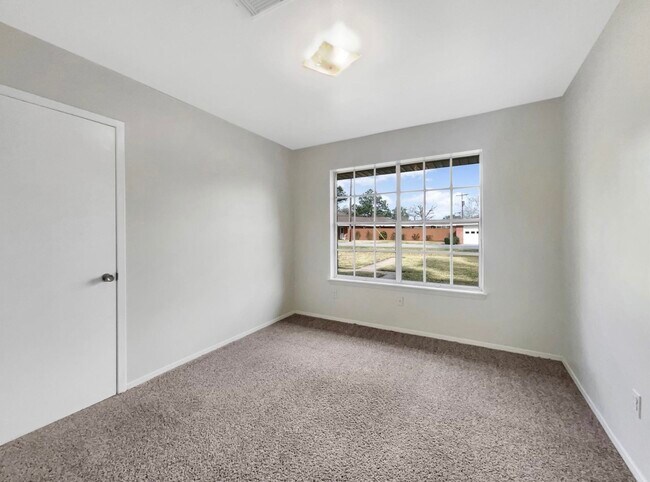 Foto del edificio - 908 Loggins Dr