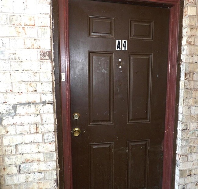 Building Photo - 6405 NW Oak Ave