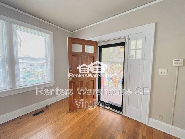 Foto del edificio - 210 Hardy Ave