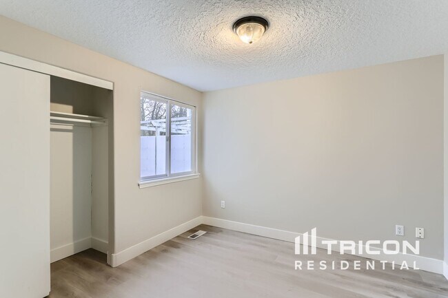 Building Photo - 502 SW 22nd Ave