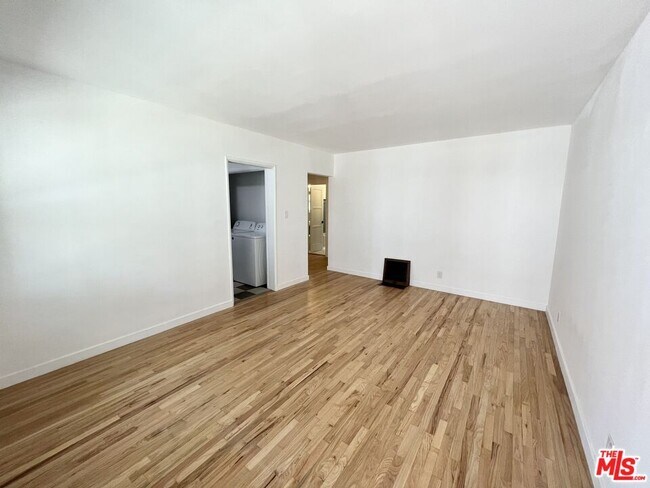 Foto del edificio - 7962 Norton Ave
