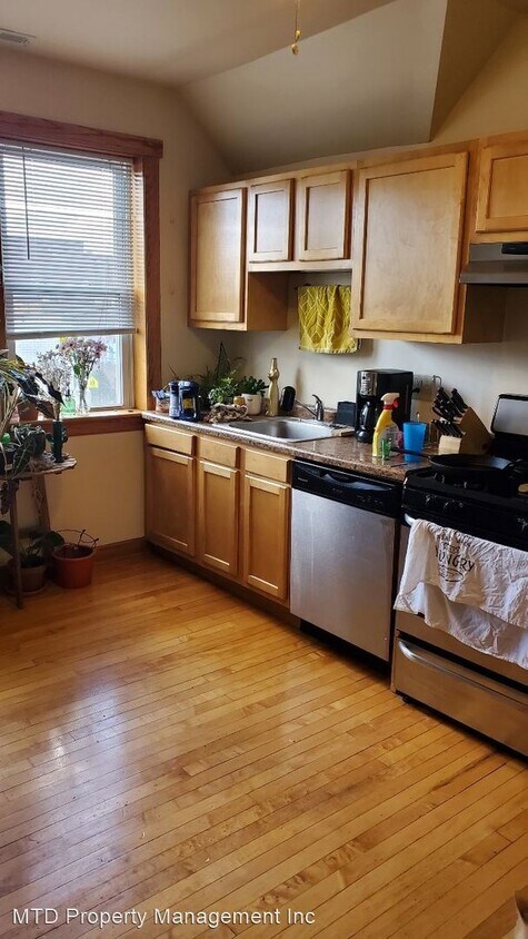 Foto principal - 3655 W Belmont Ave