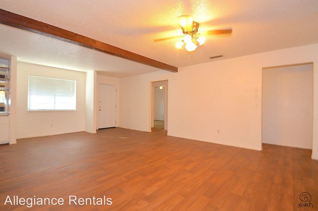 Building Photo - 2305 Daisy Dr