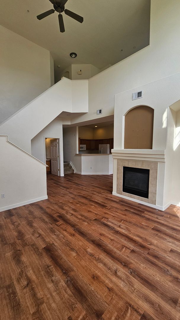 Building Photo - Bright and Open Condo