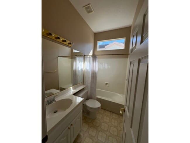 Building Photo - 2 Bed 2 Bath Duplex For Senior Living