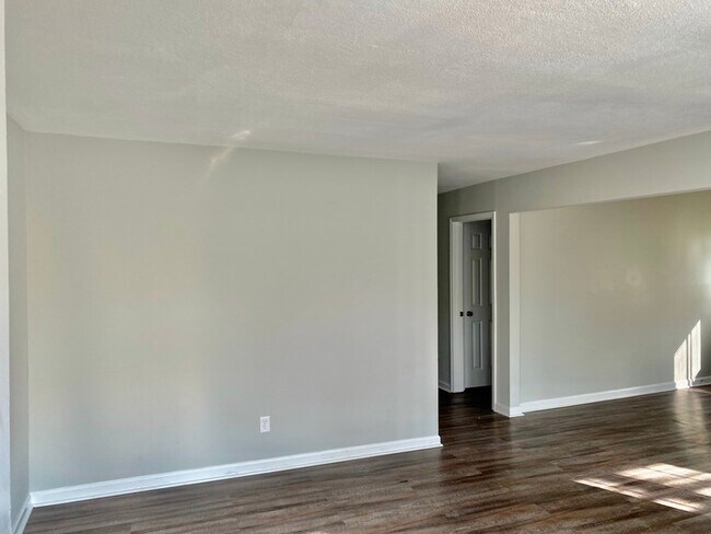 Building Photo - 3Bed/2Bath Duplexin Hixson w Attached Garage