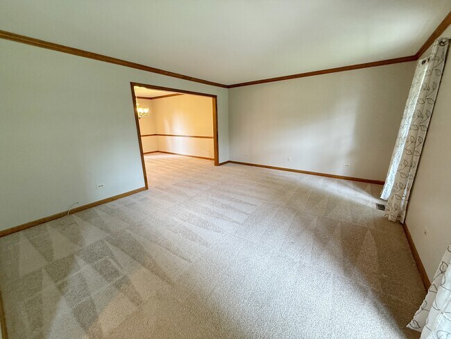 Building Photo - 2436 Putnam Dr