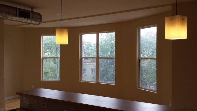 Building Photo - 2422 Tremont Pl
